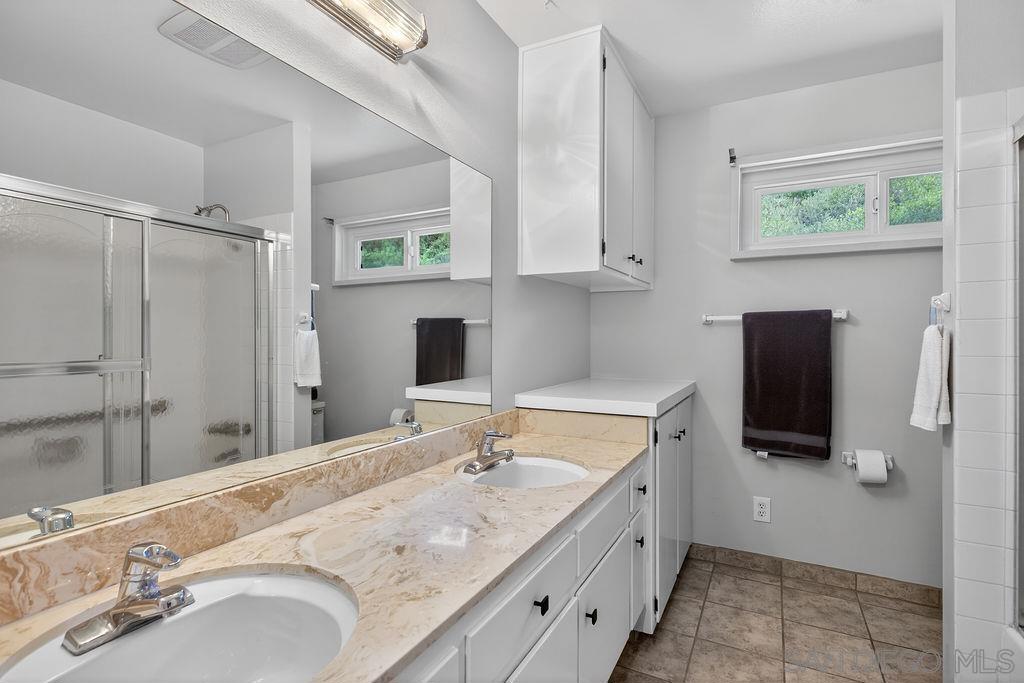 5349 Vickie Dr