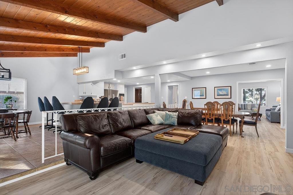 5349 Vickie Dr