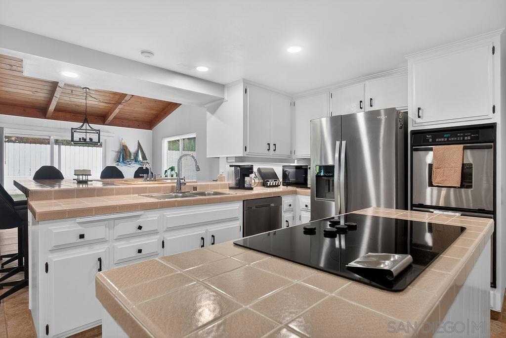 5349 Vickie Dr