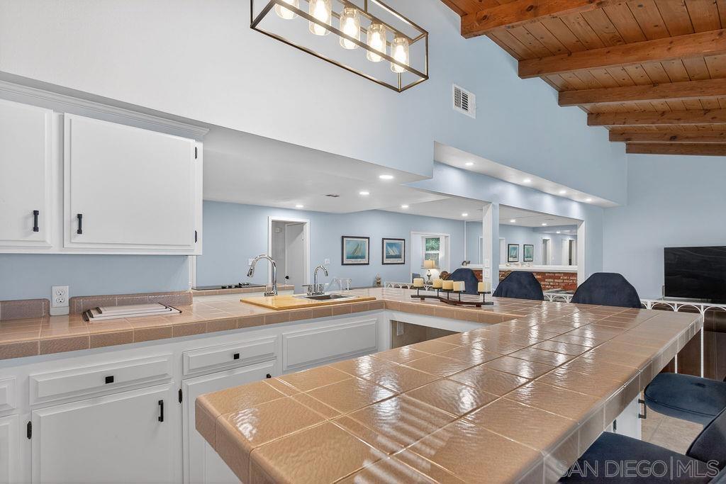 5349 Vickie Dr