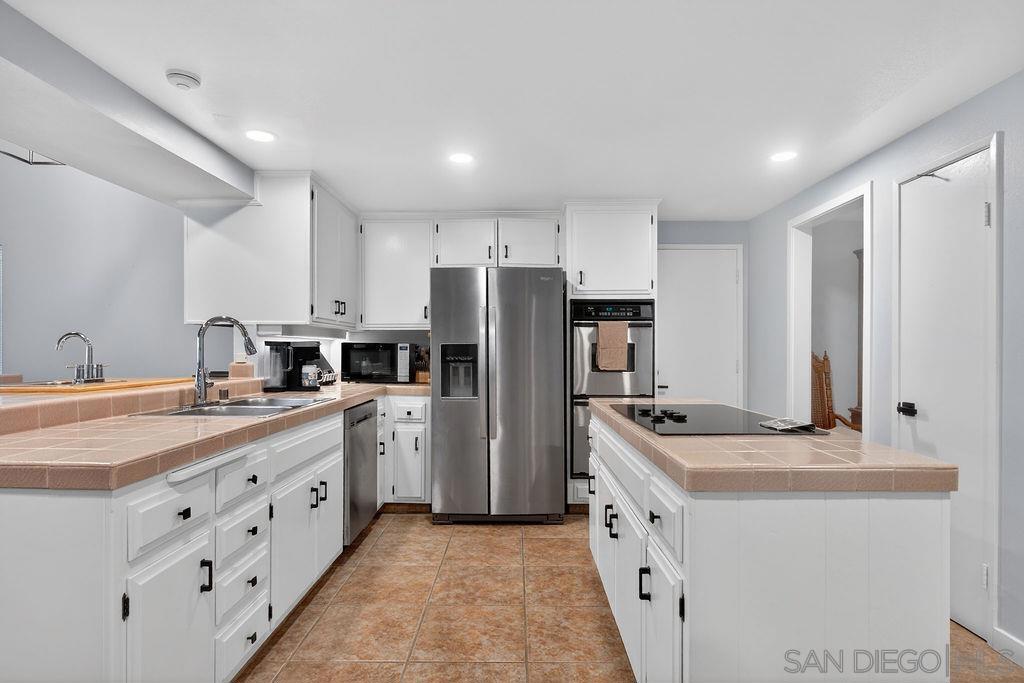 5349 Vickie Dr