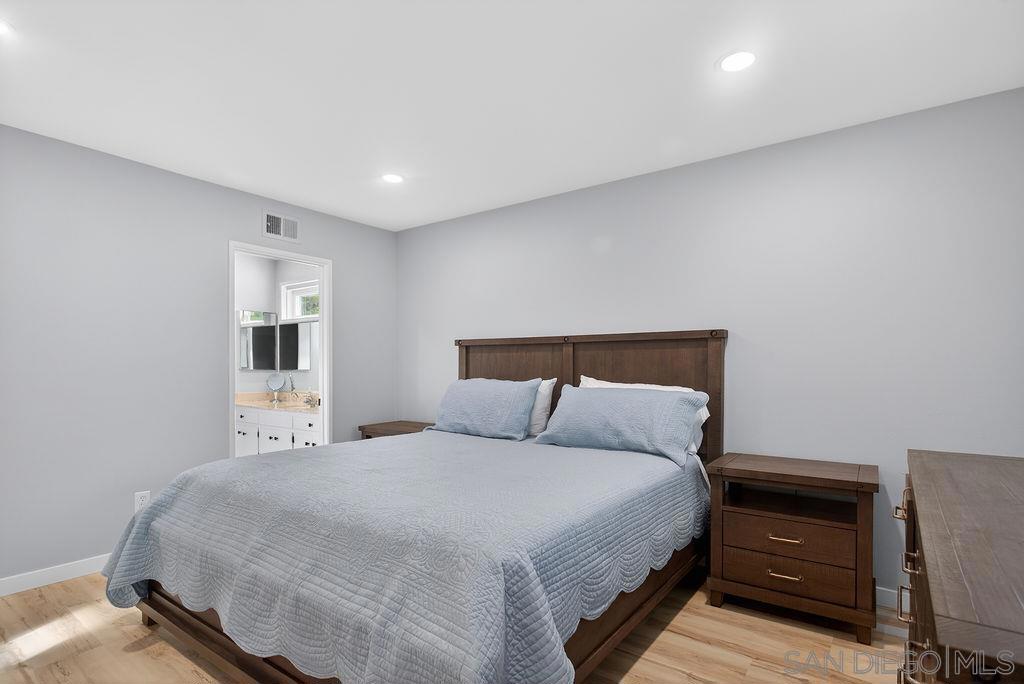 5349 Vickie Dr
