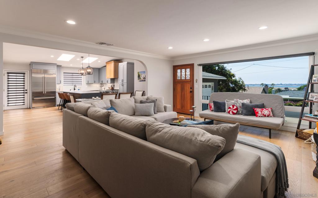 2435 Frankfort