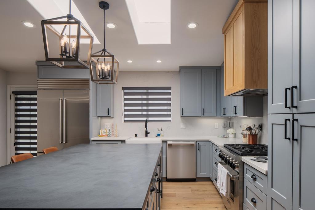 2435 Frankfort
