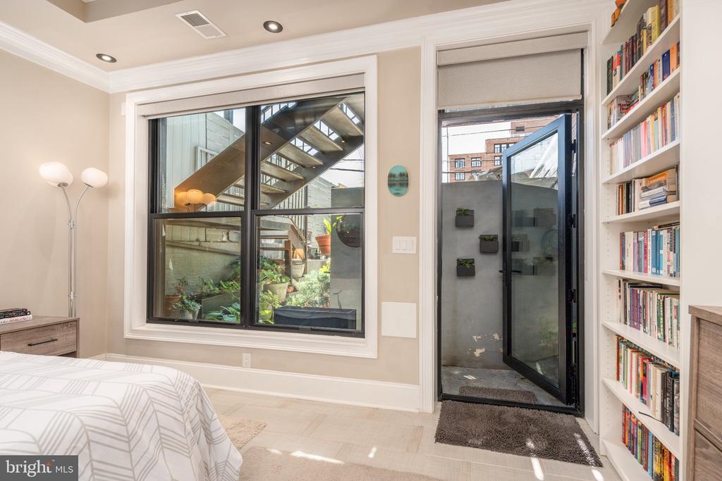 2464 ONTARIO ROAD NW Unit: 1