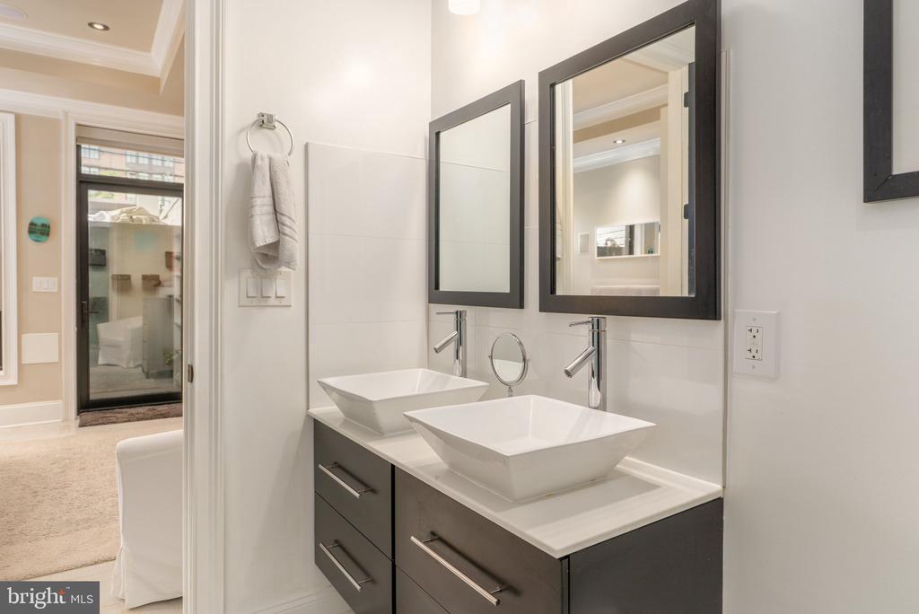 2464 ONTARIO ROAD NW Unit: 1