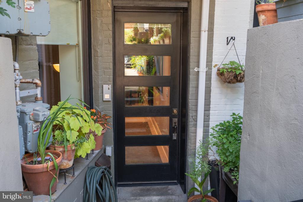 2464 ONTARIO ROAD NW Unit: 1