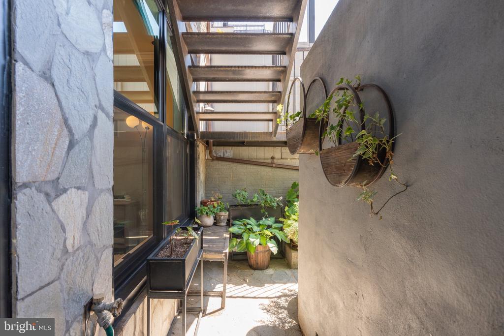 2464 ONTARIO ROAD NW Unit: 1