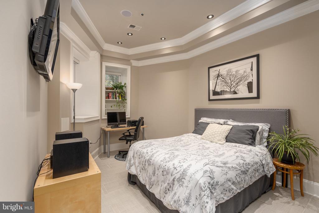2464 ONTARIO ROAD NW Unit: 1