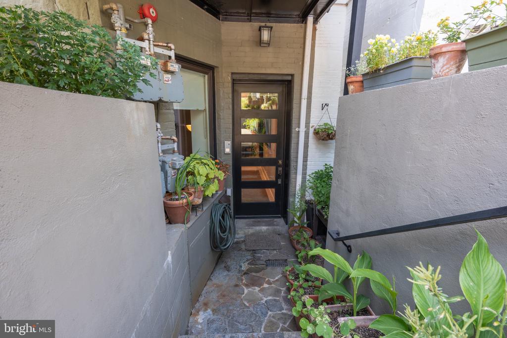 2464 ONTARIO ROAD NW Unit: 1