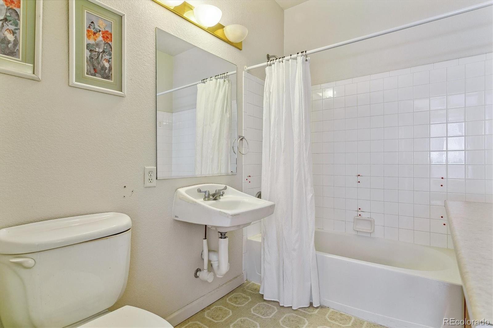 1050 S Walden Way Unit: 106