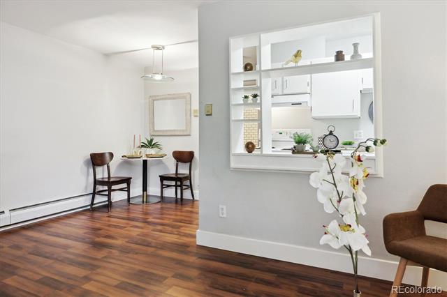 Dining area with parquet flooring and a pass-through to the kitchen.
