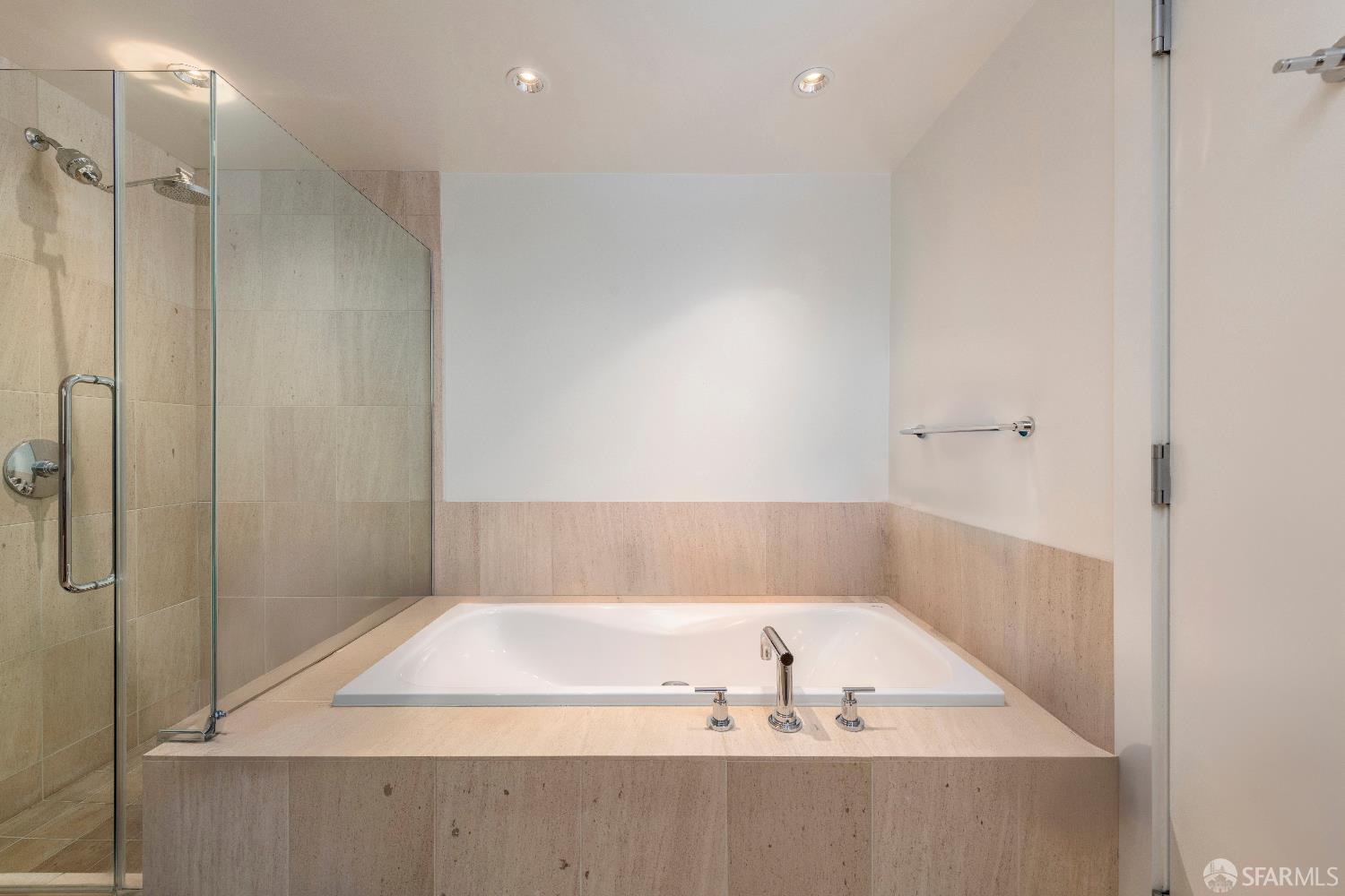 301 Mission Street # 14A