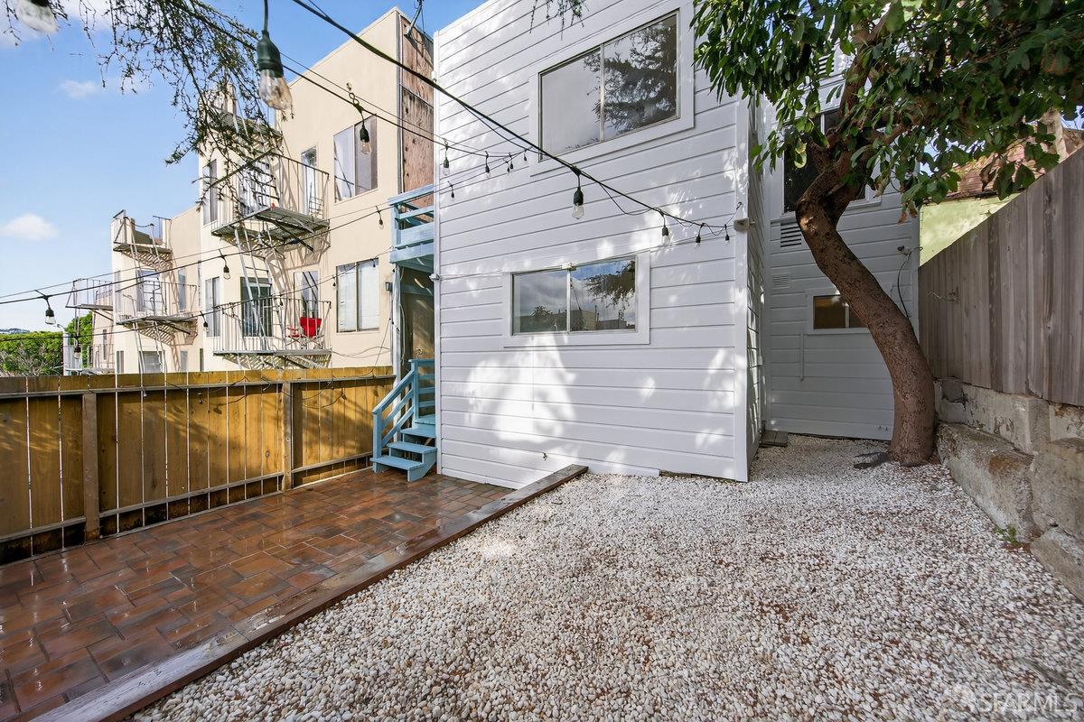 2325 Mariposa Street