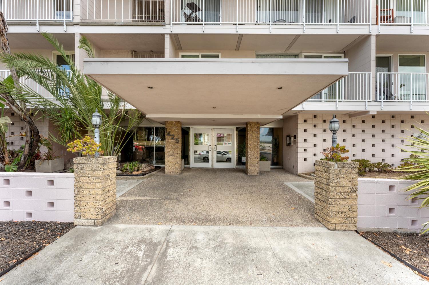1425 Lakeside Drive # 209
