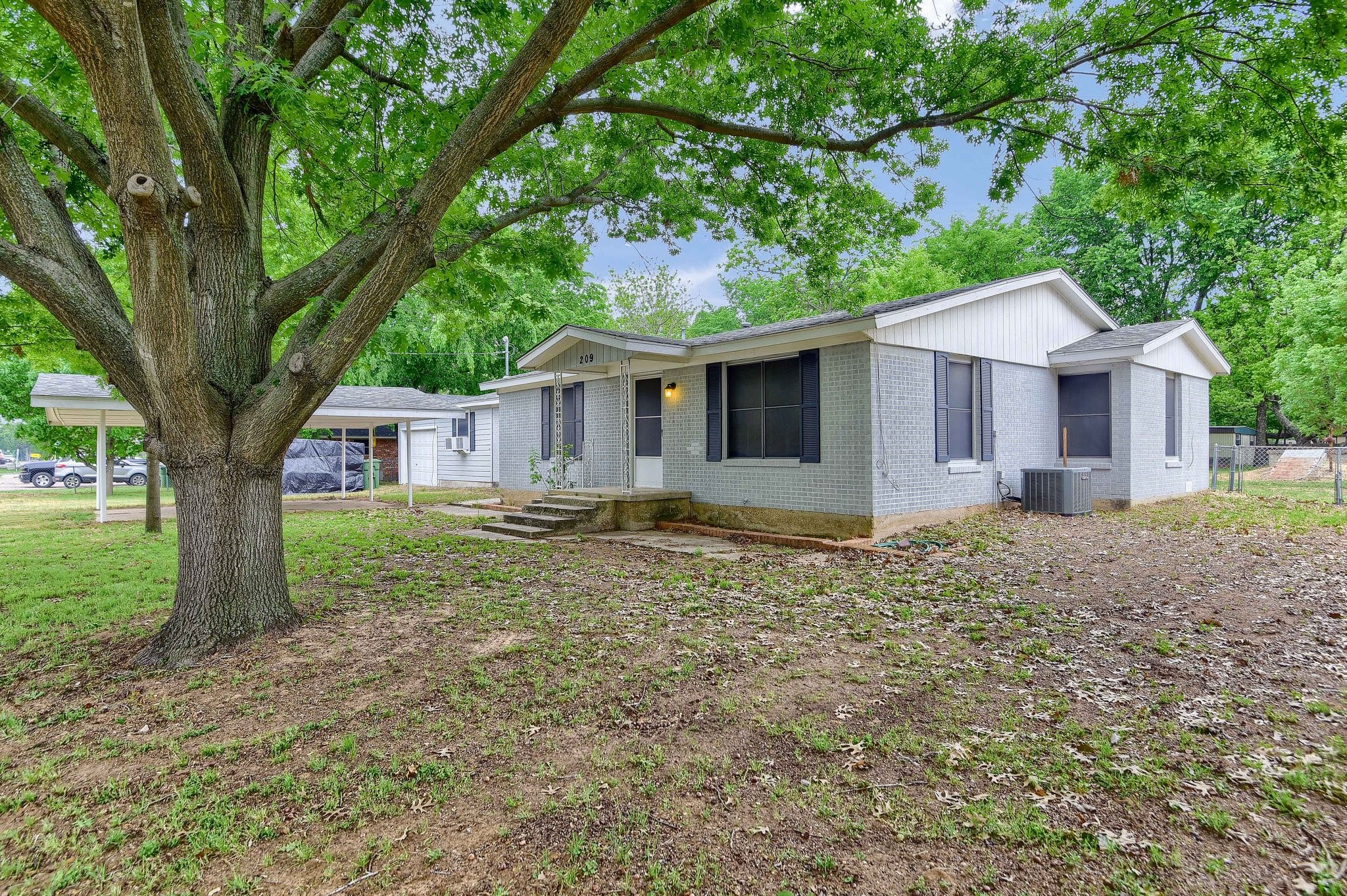209 E Woodland Street