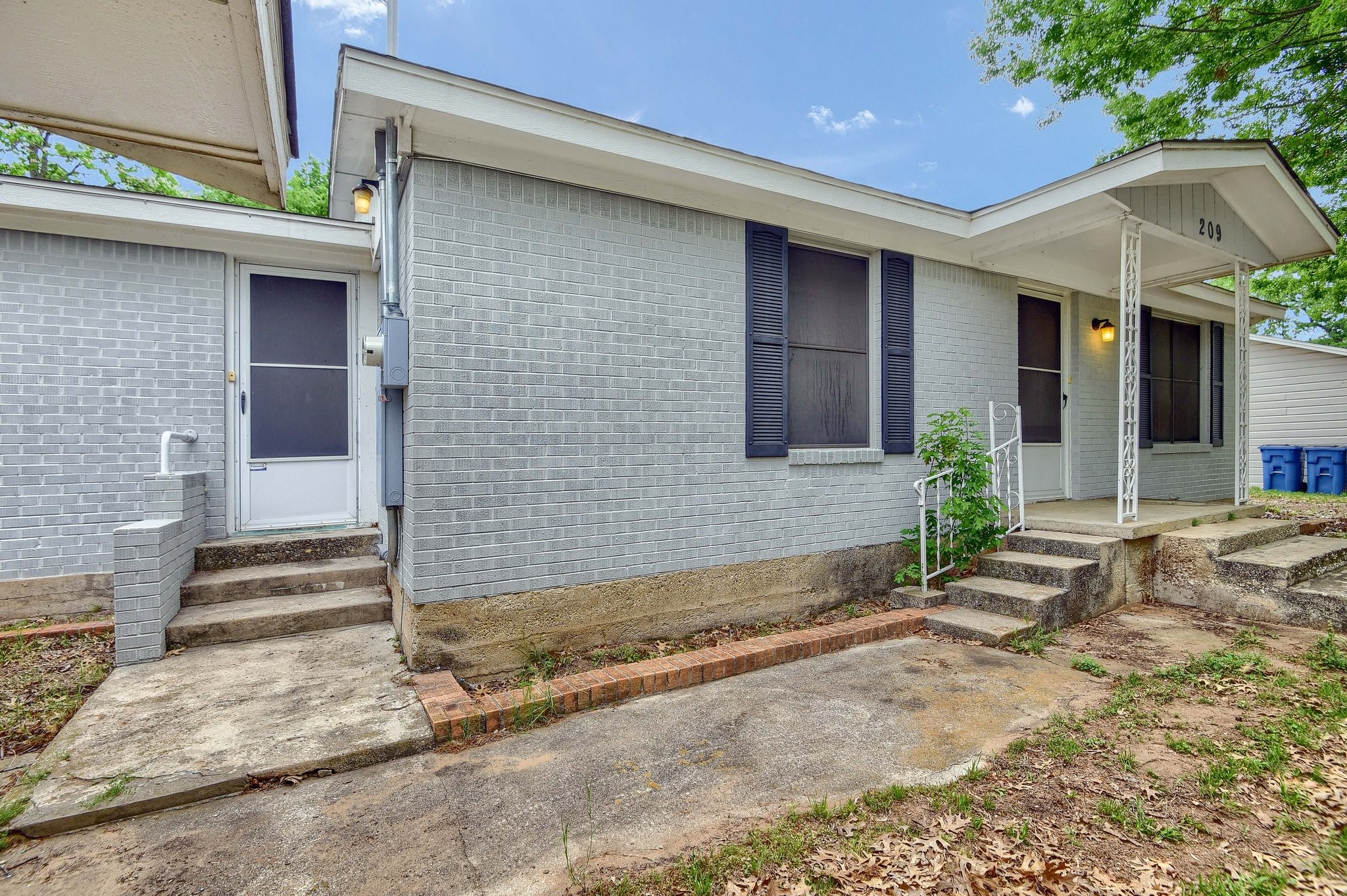 209 E Woodland Street