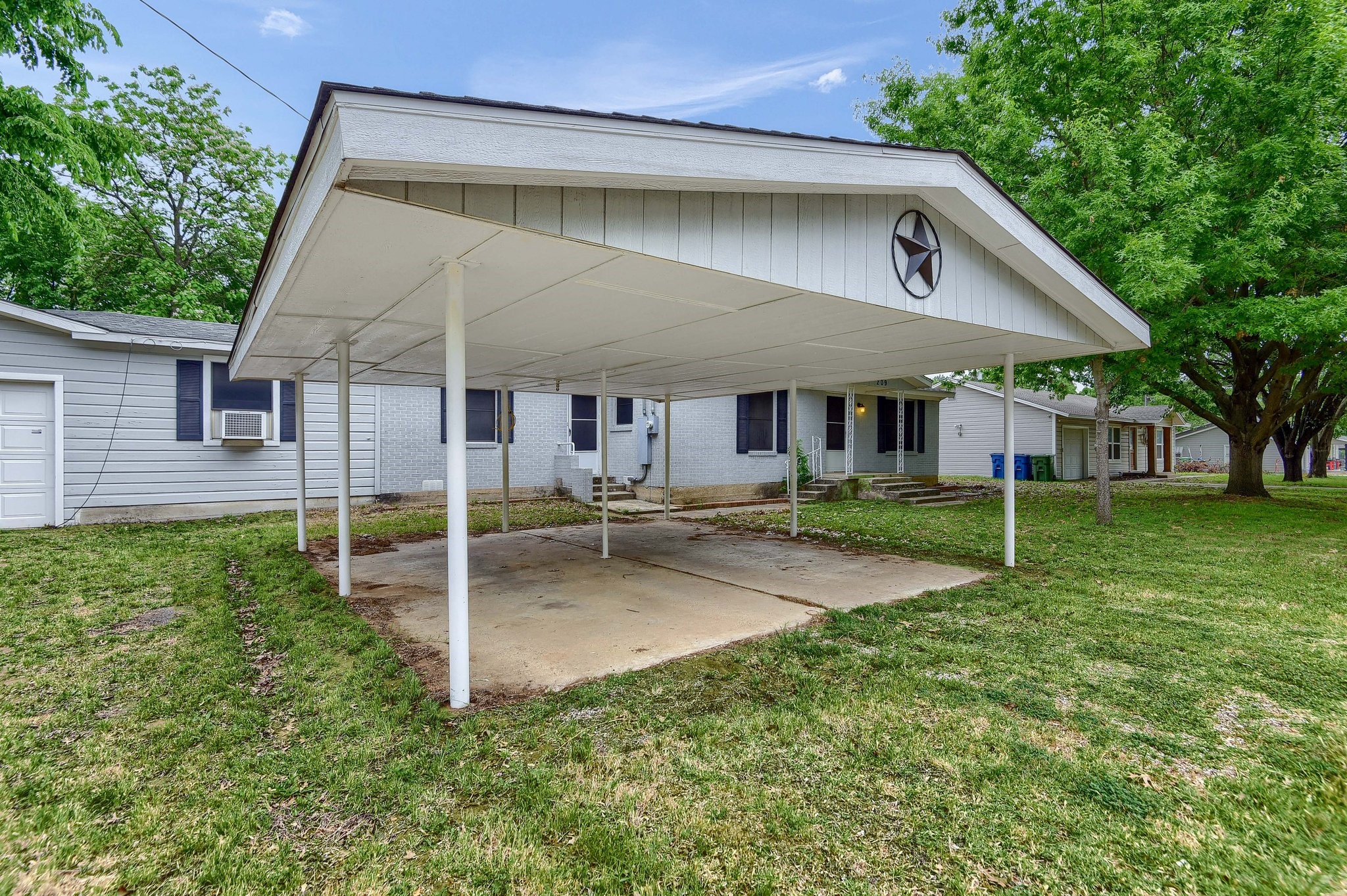 209 E Woodland Street