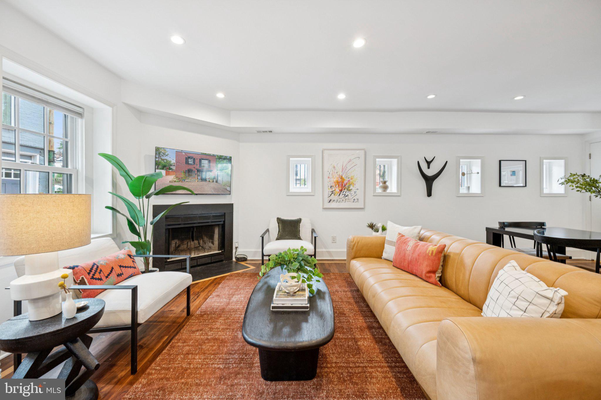 1 DERBY LANE SE