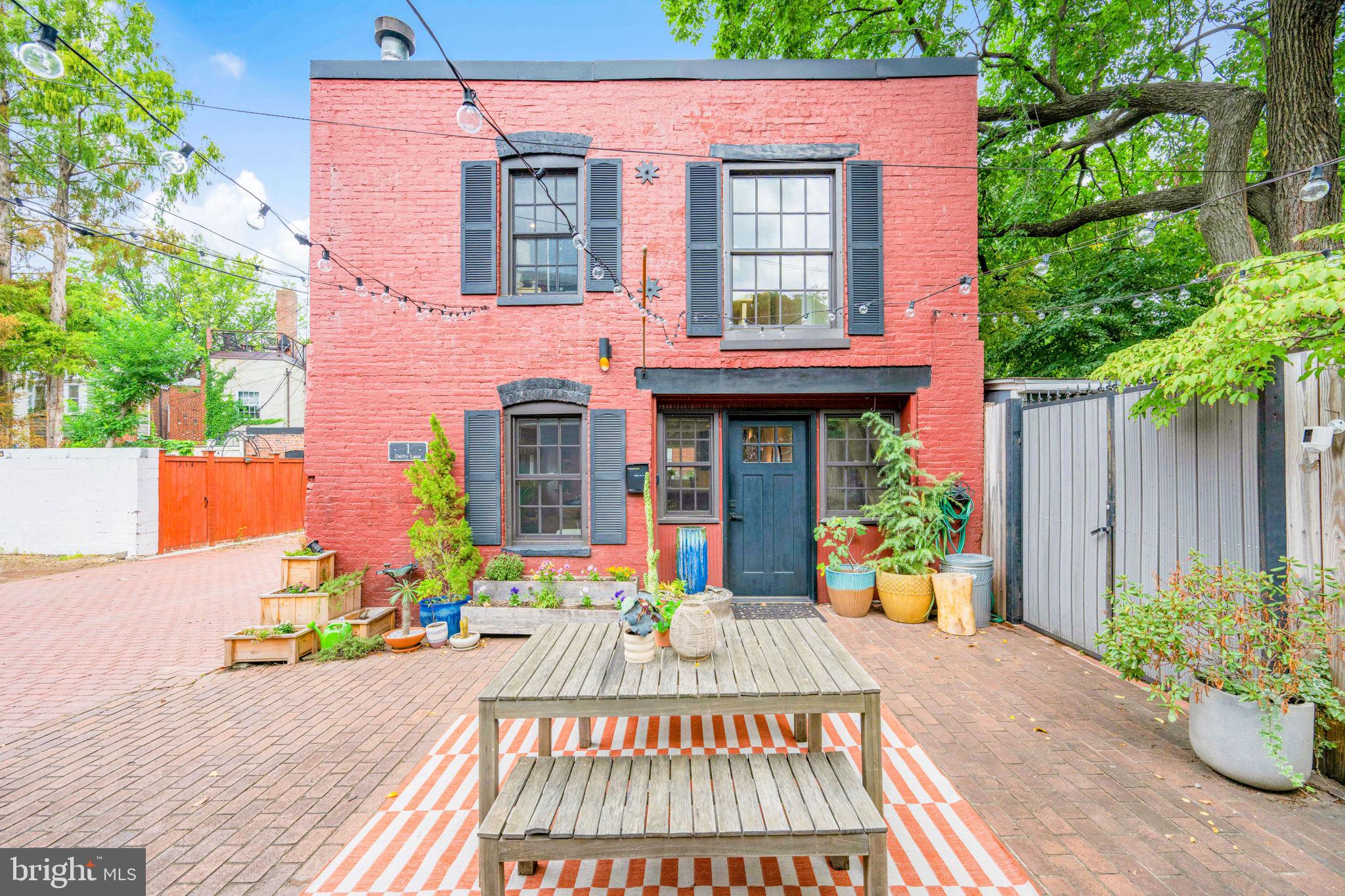 1 DERBY LANE SE
