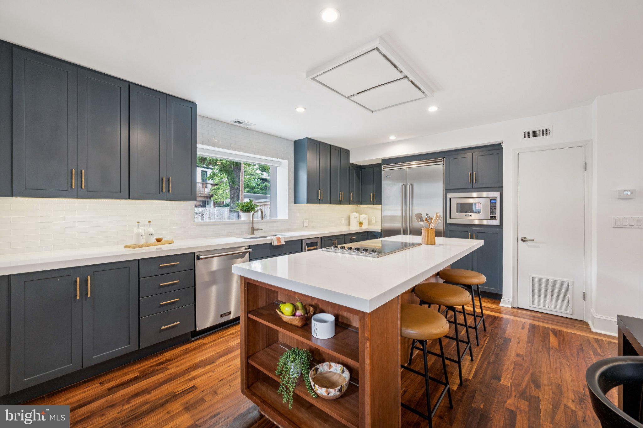 1 DERBY LANE SE