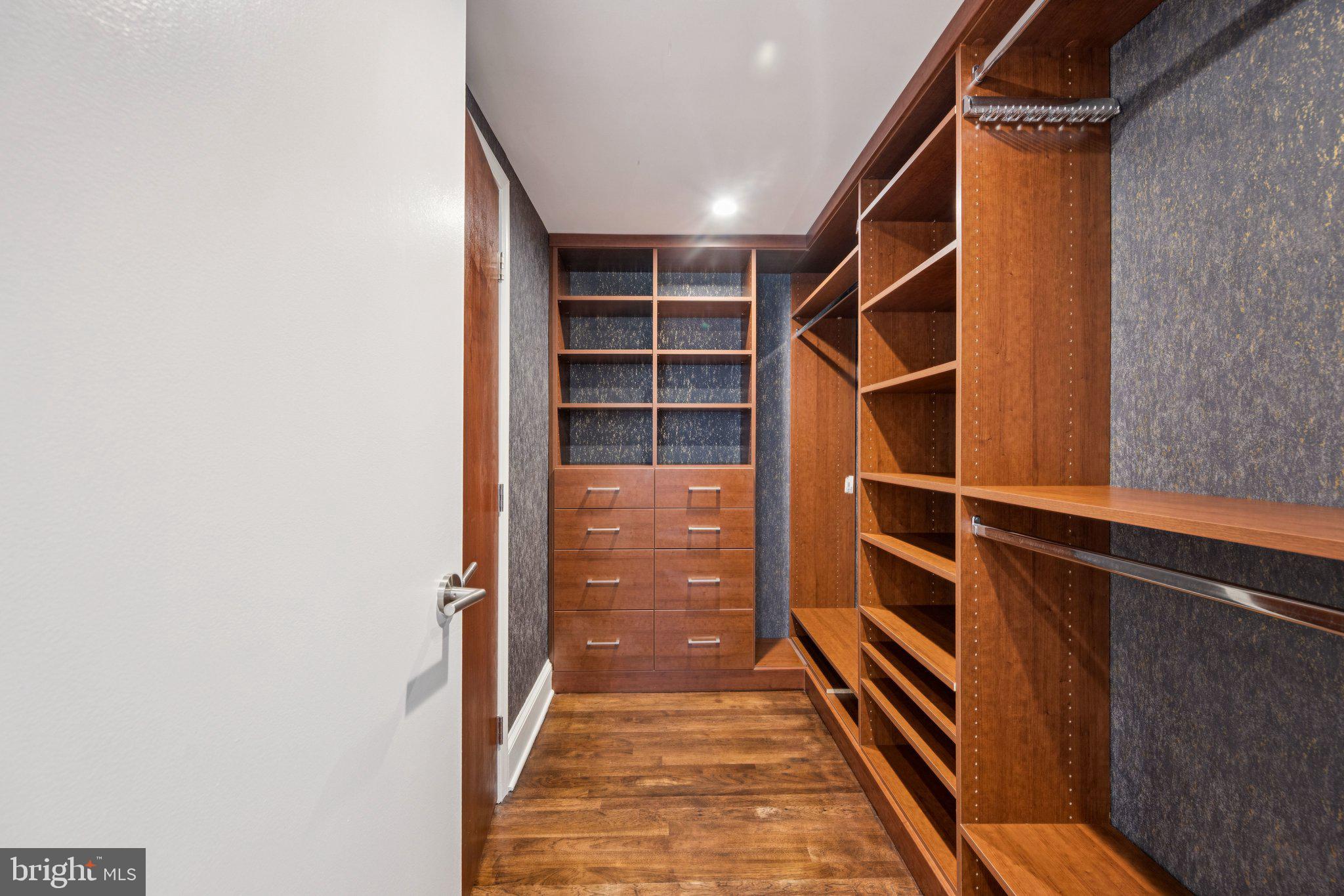 1 DERBY LANE SE