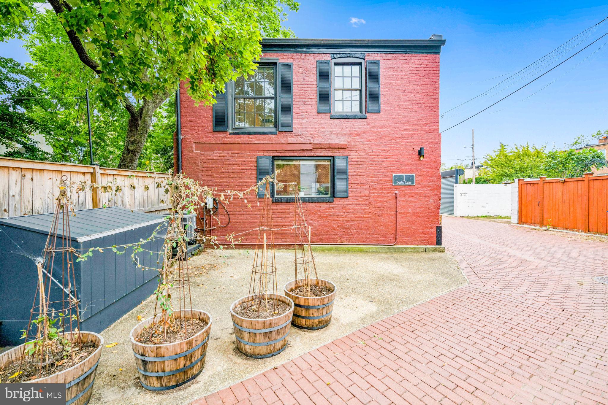 1 DERBY LANE SE