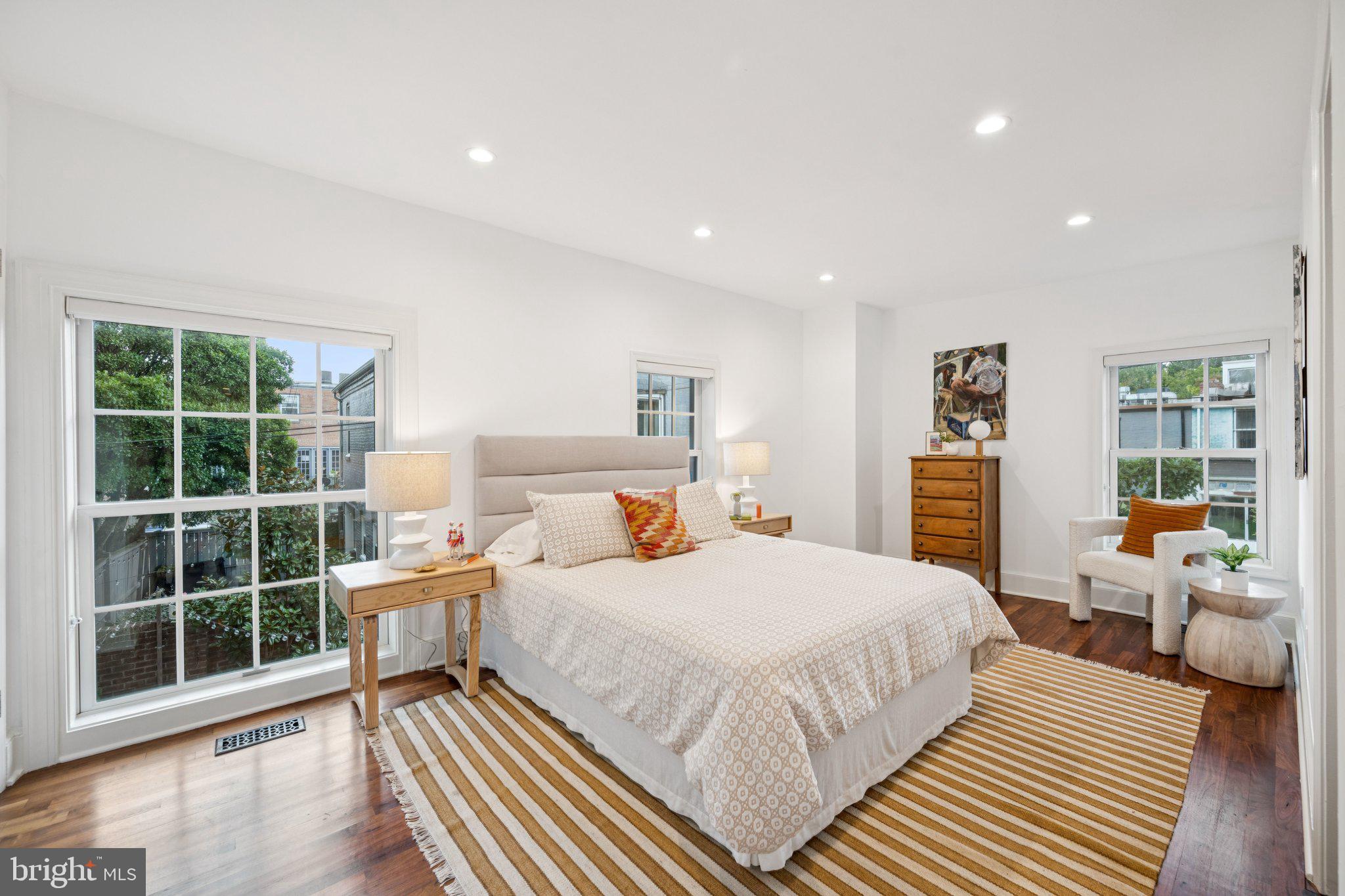 1 DERBY LANE SE