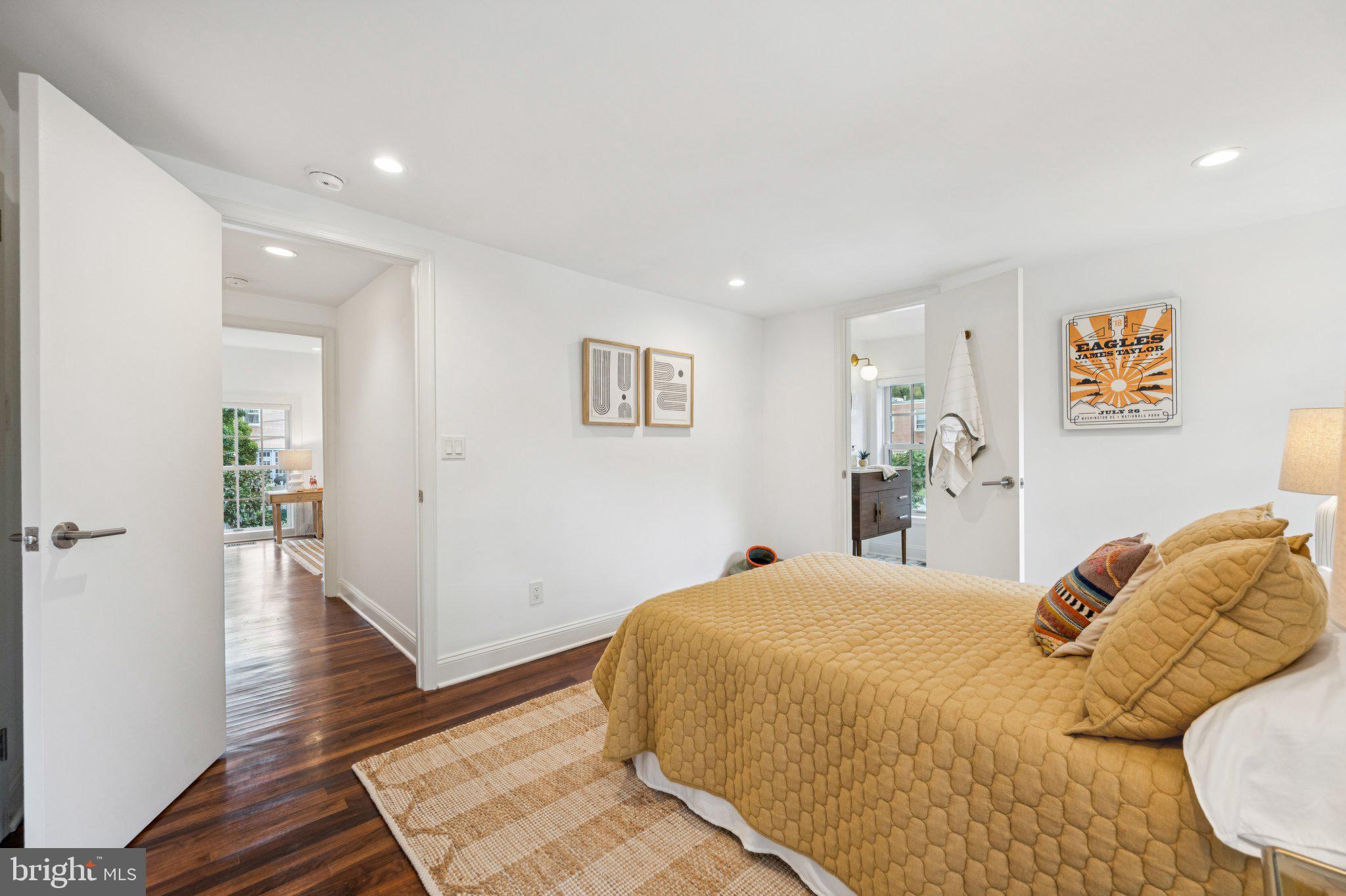 1 DERBY LANE SE