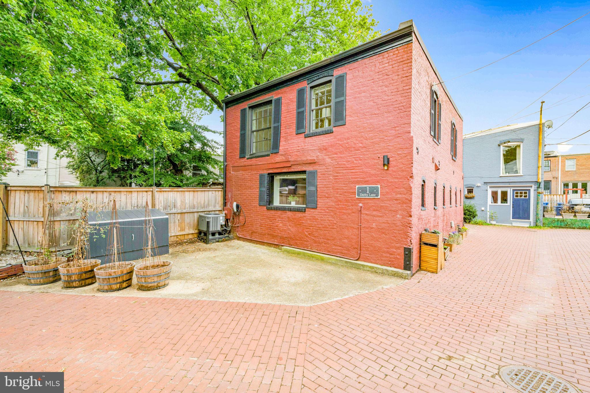 1 DERBY LANE SE
