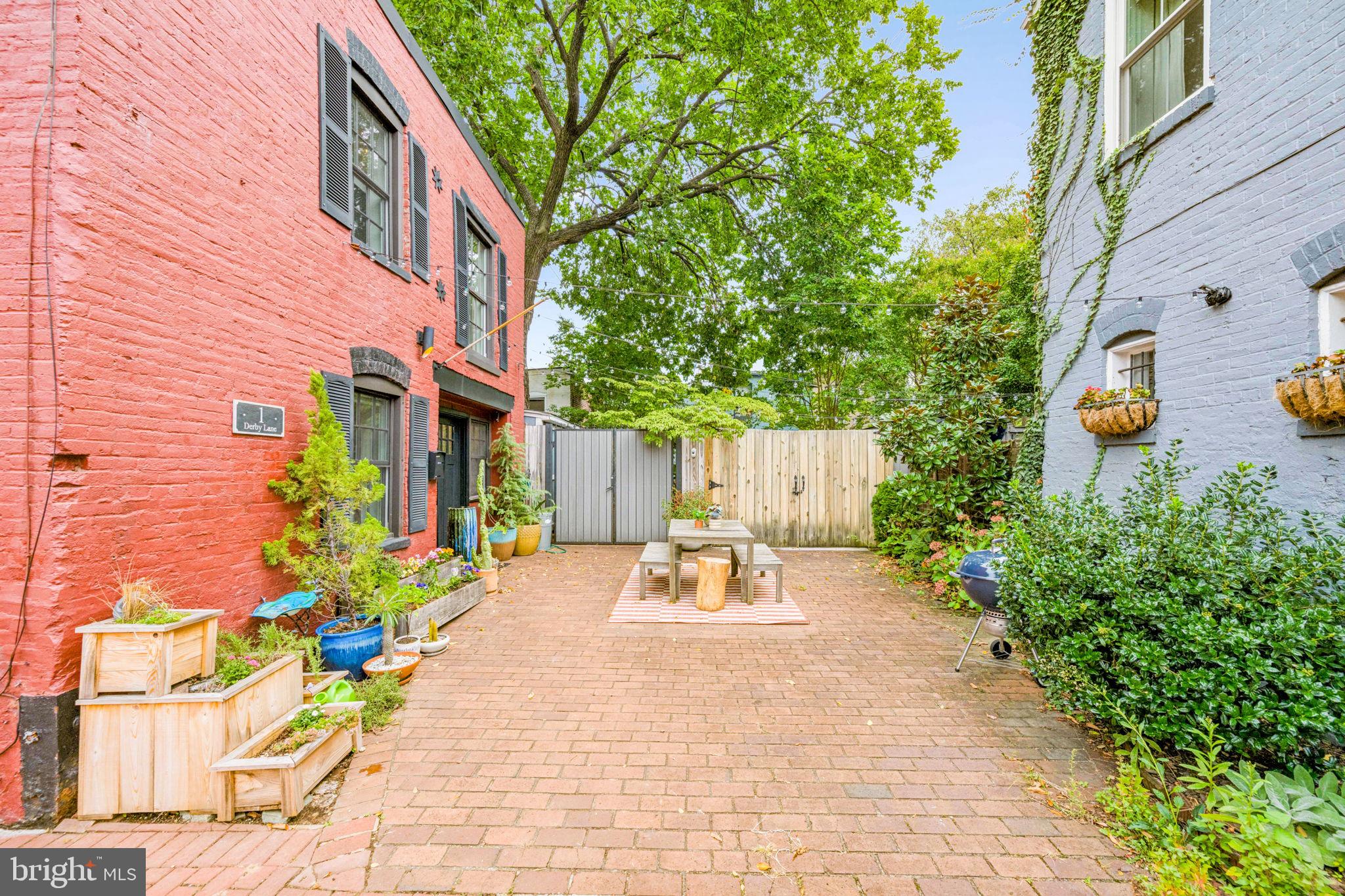 1 DERBY LANE SE