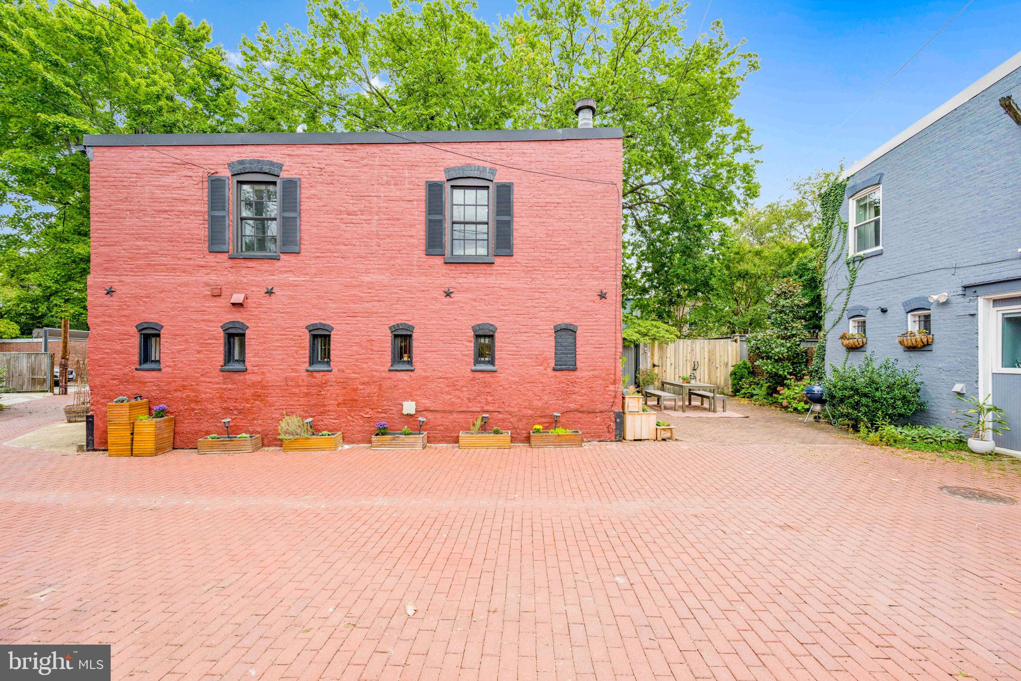 1 DERBY LANE SE