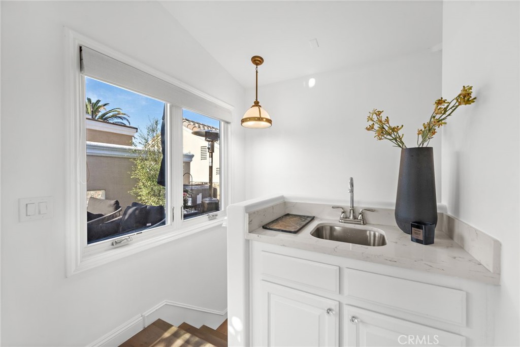 718 1/2 Marguerite Avenue