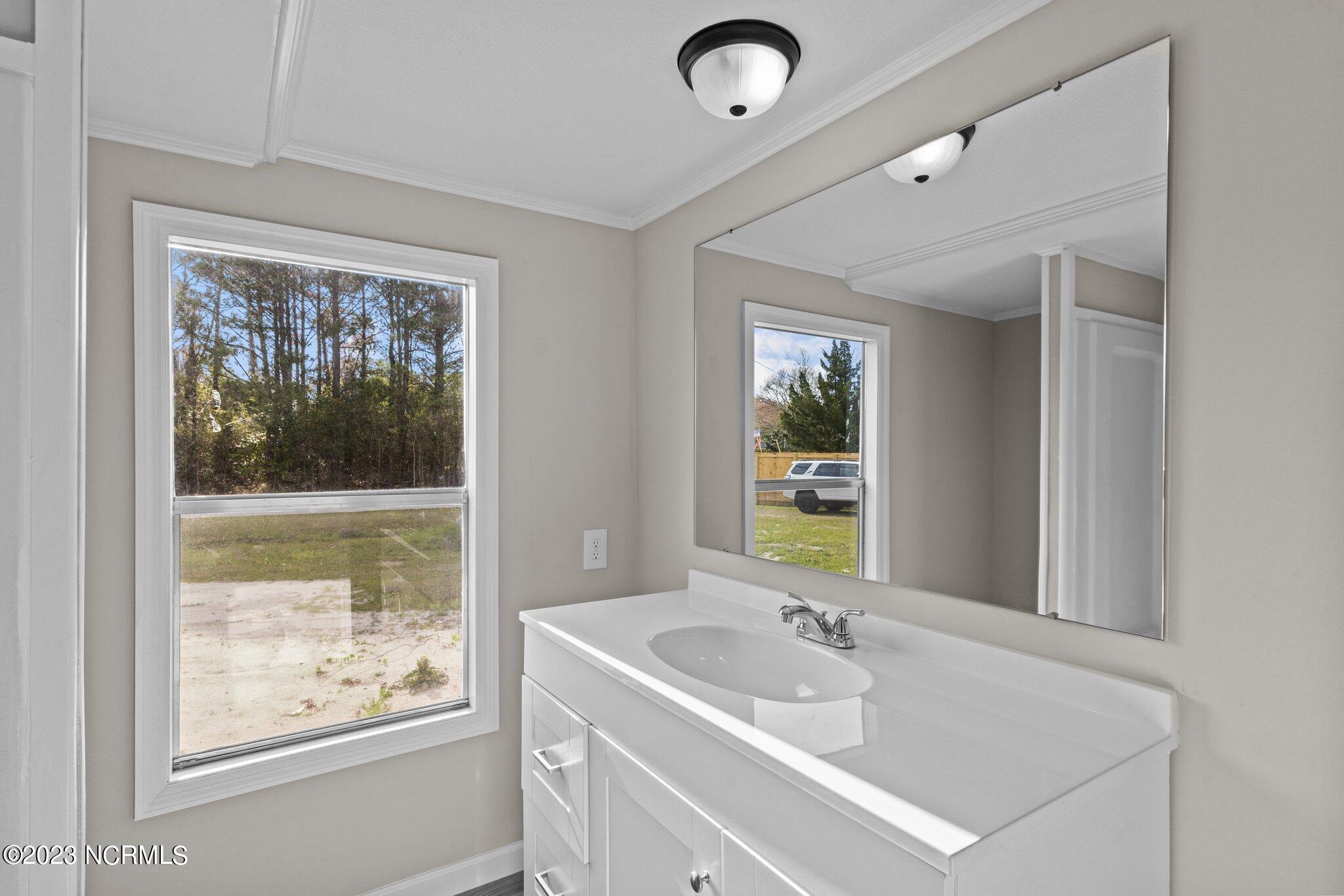 212 E Southwinds Drive