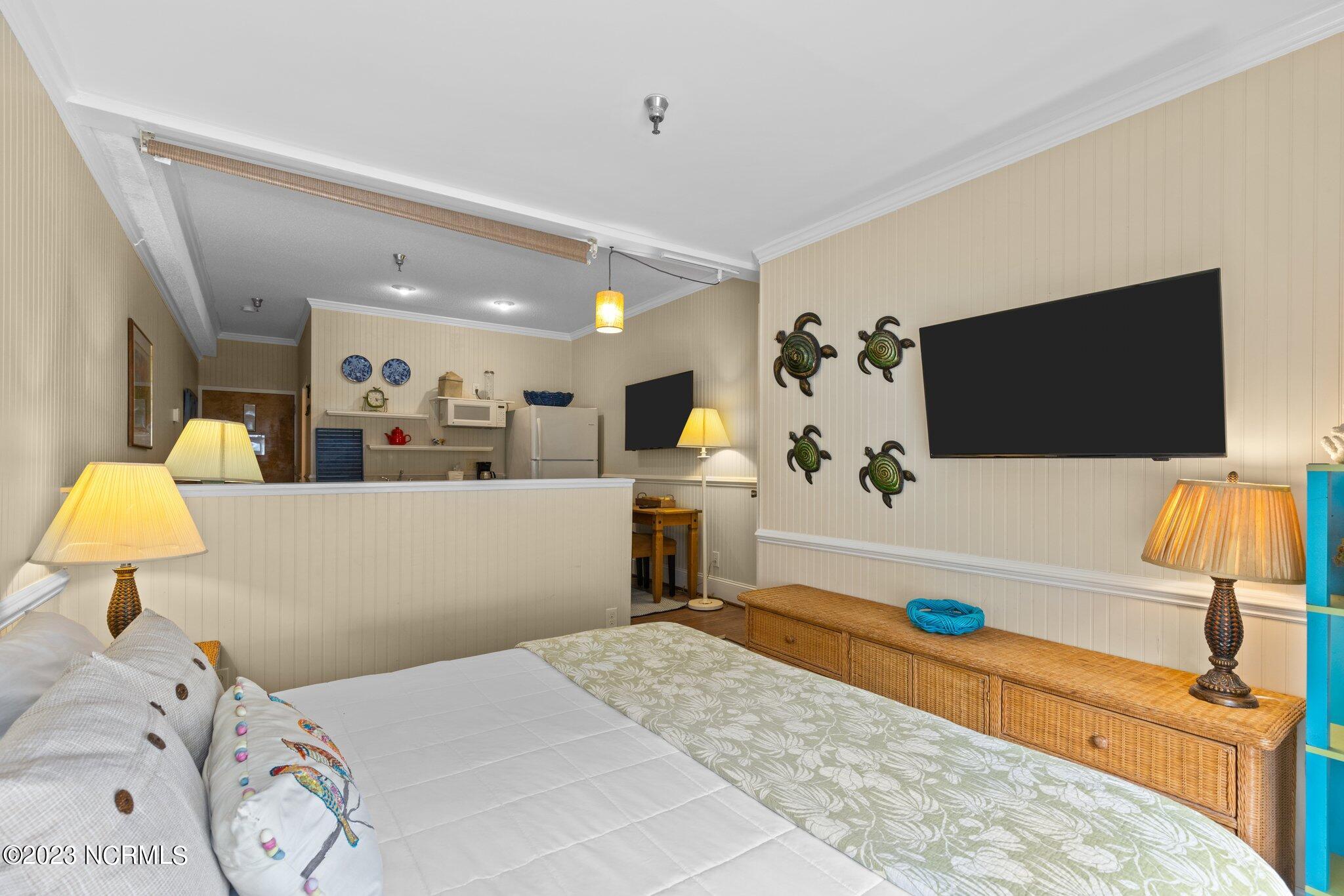 602 W Fort Macon Rd, 111