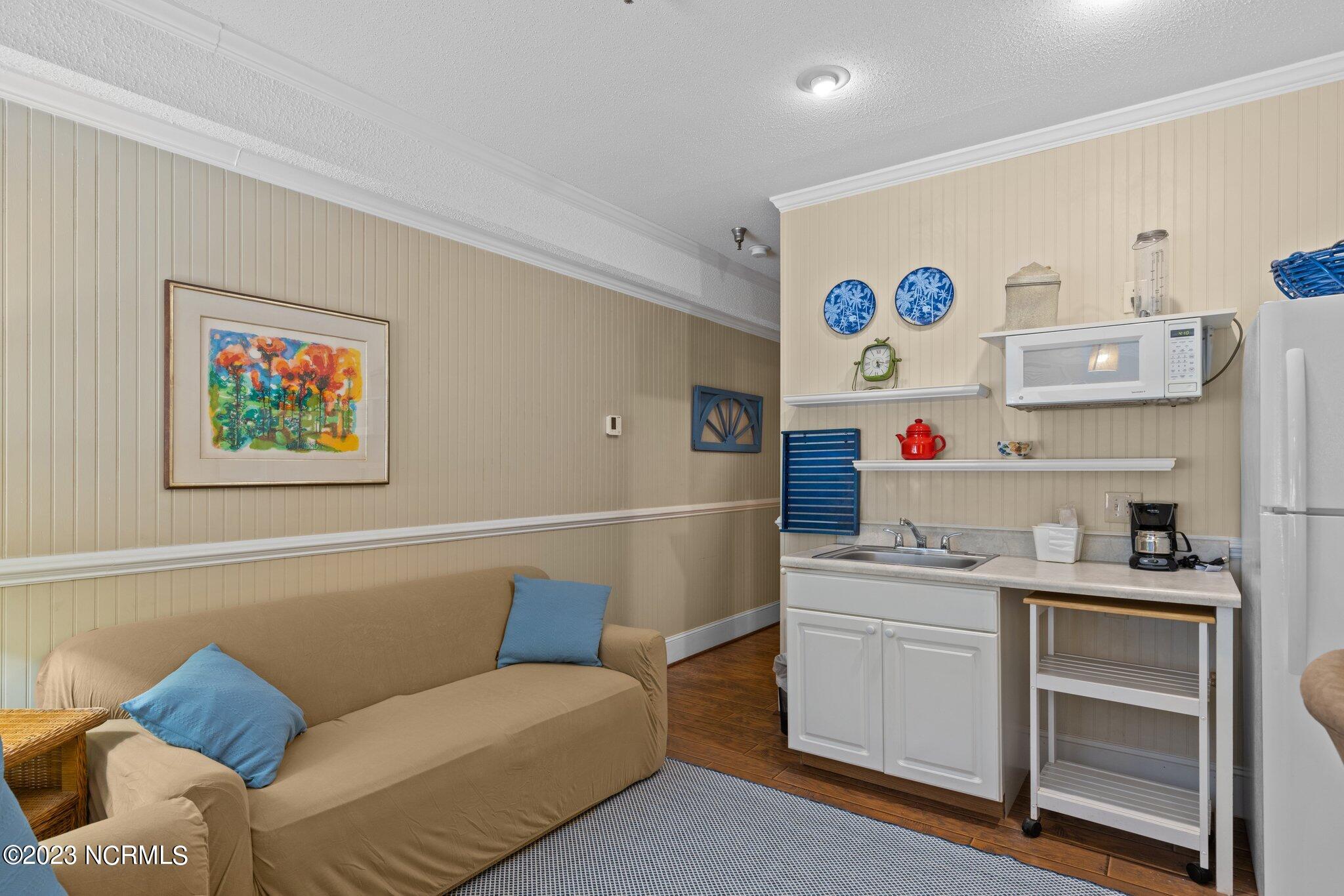 602 W Fort Macon Rd, 111