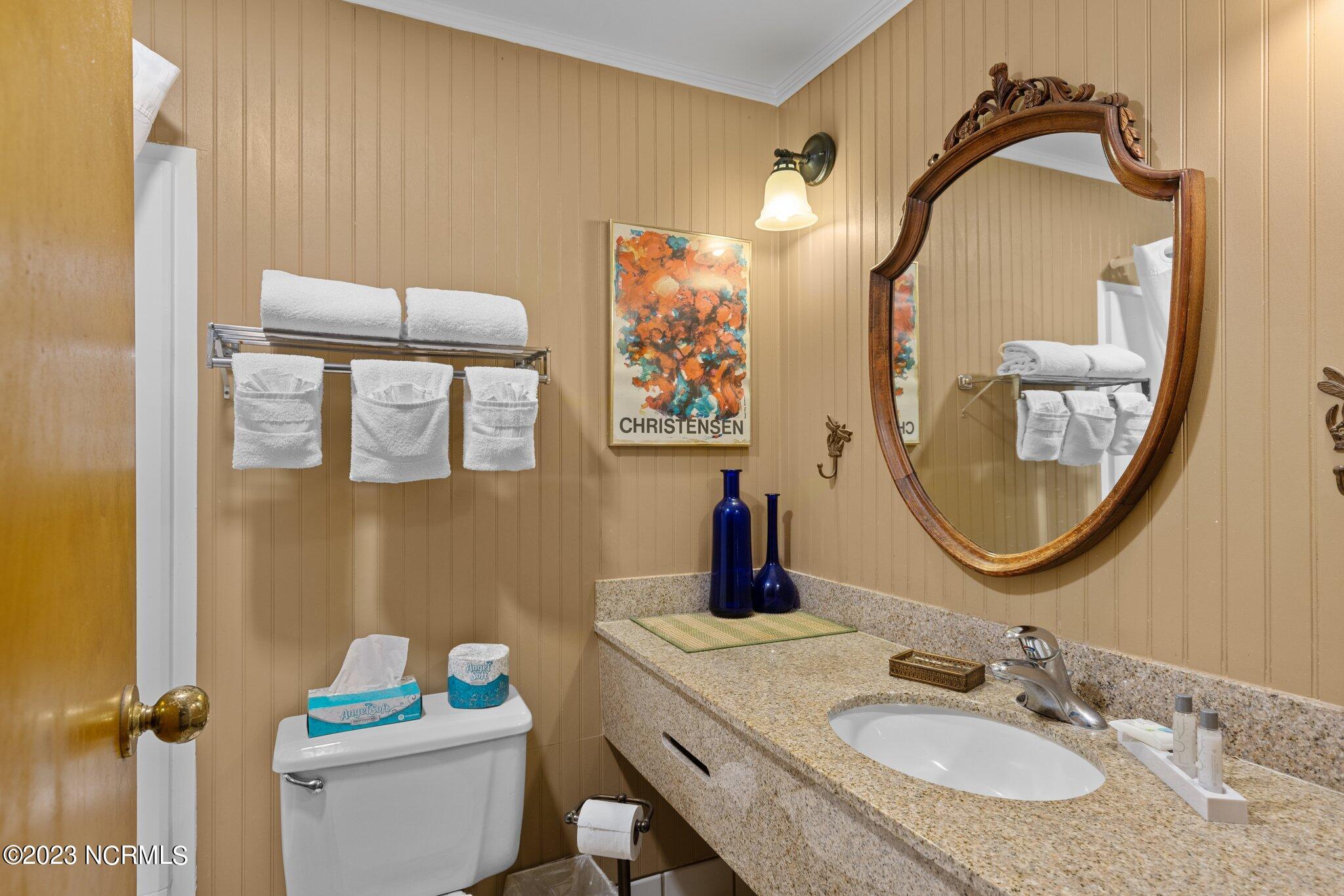 602 W Fort Macon Rd, 111