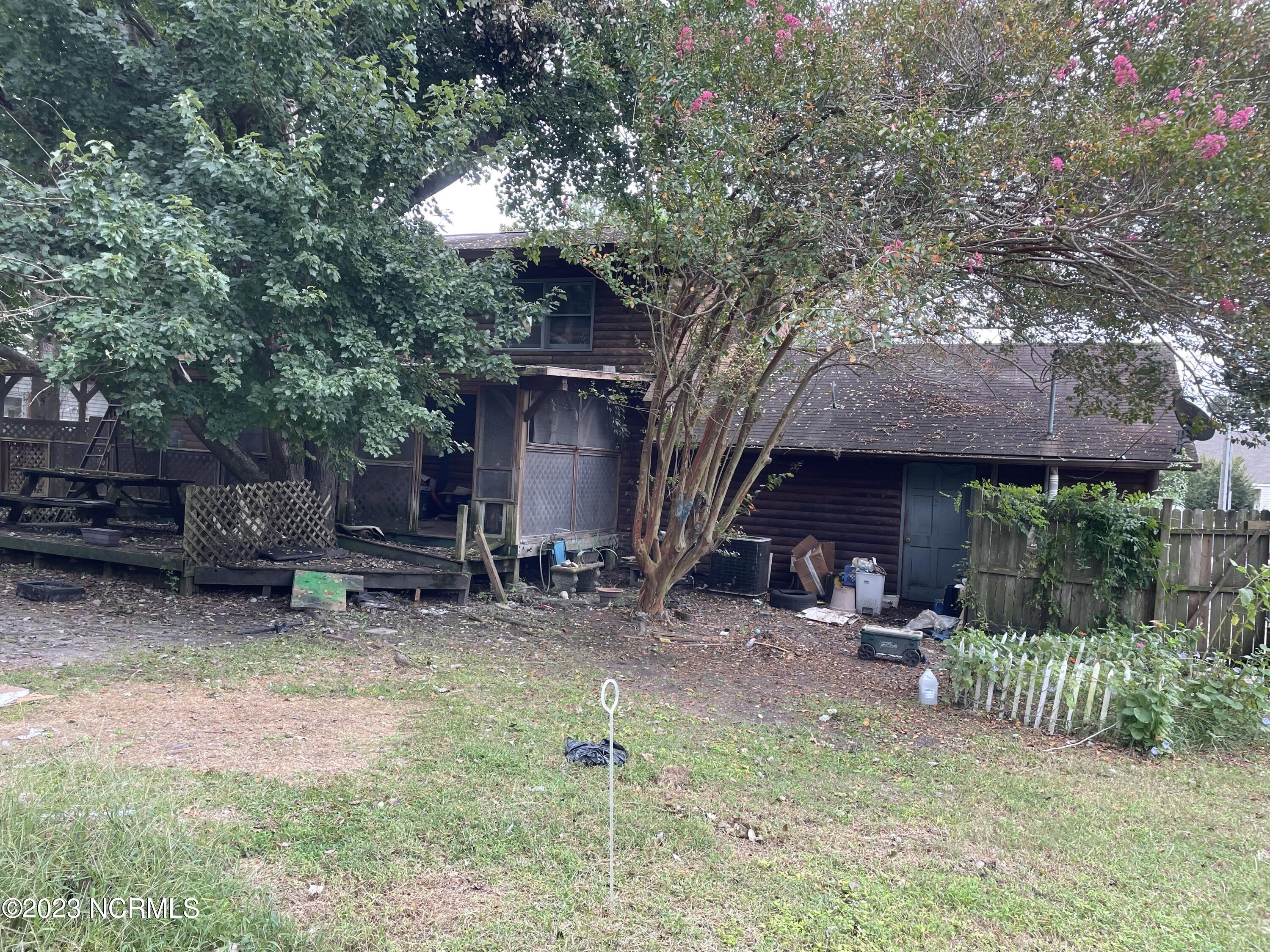 2339 N Lakeview Dr