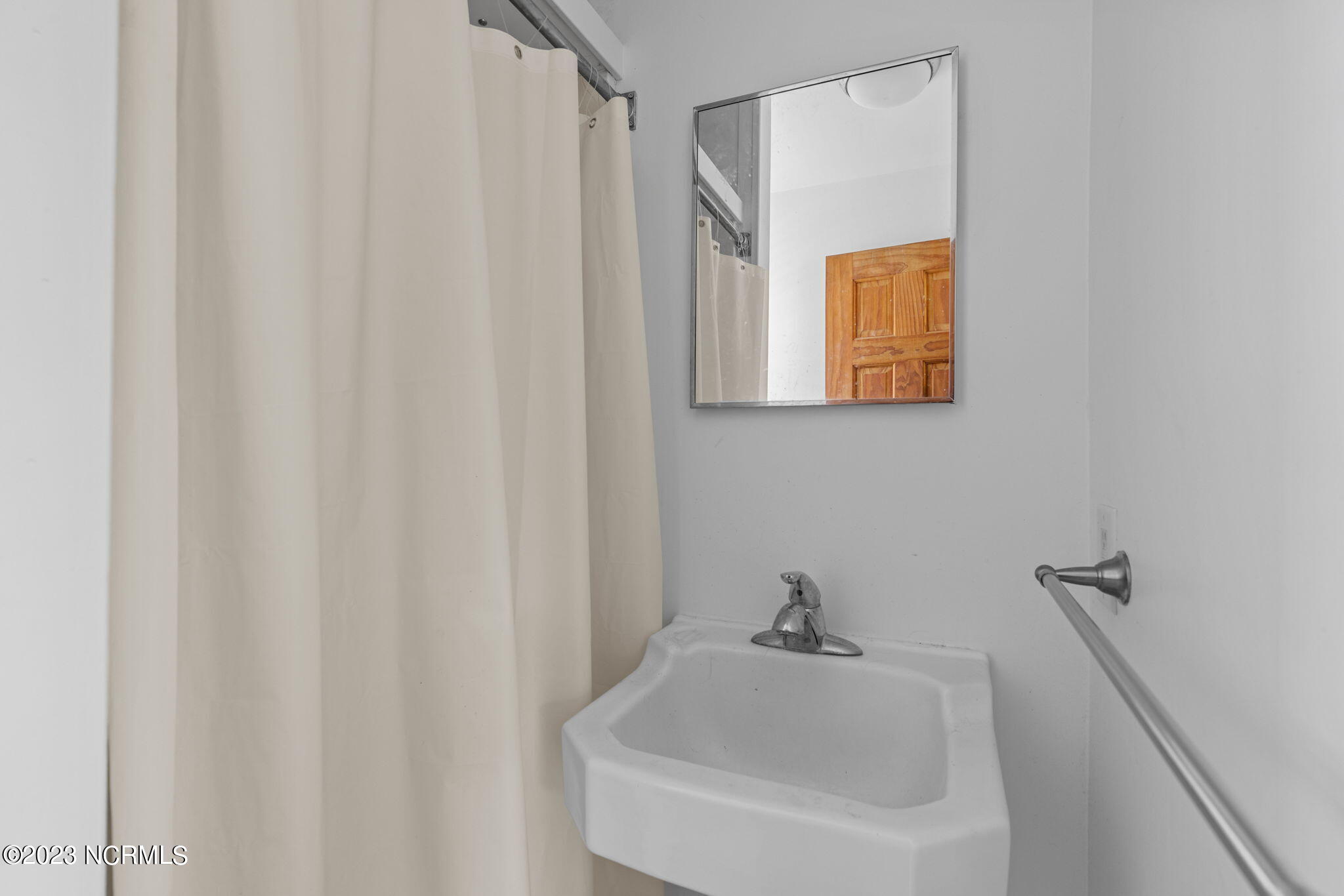 404 E Terminal Boulevard, 1f, 2f, 1b, 2b