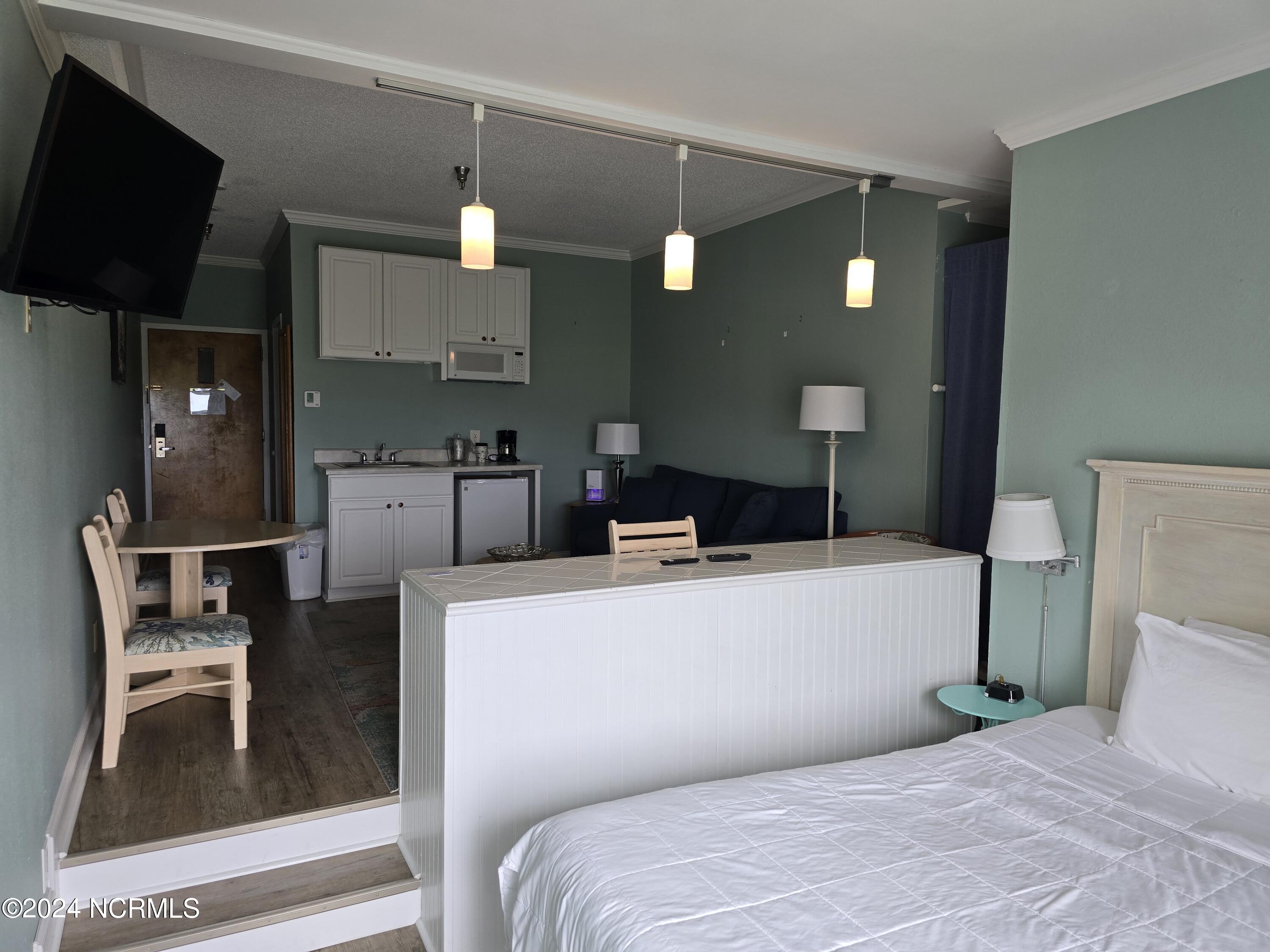 602 W Fort Macon Rd, 122