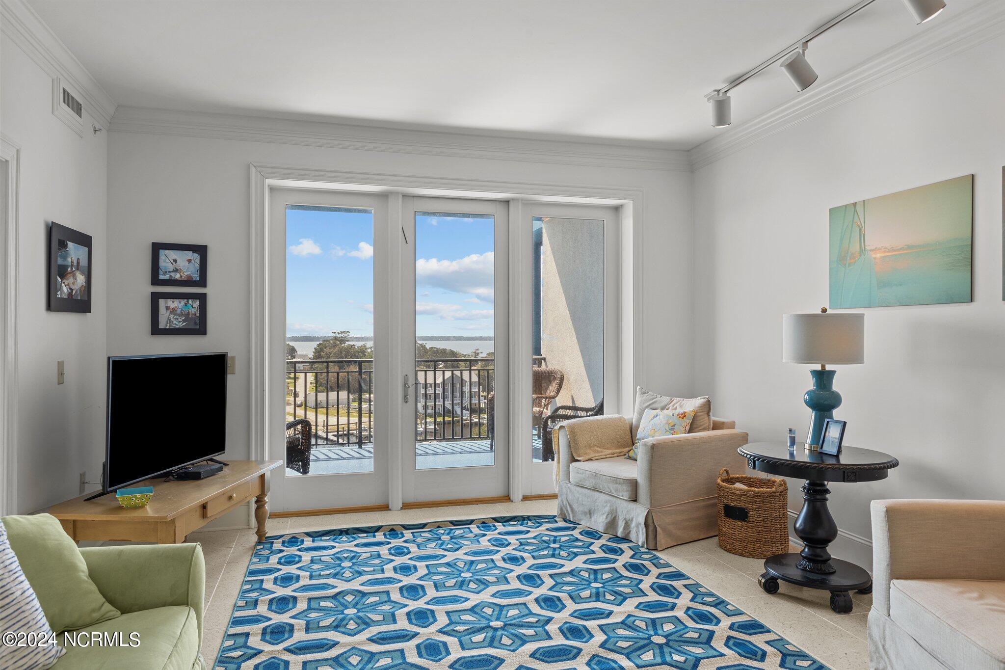 4425 Arendell Street, 606