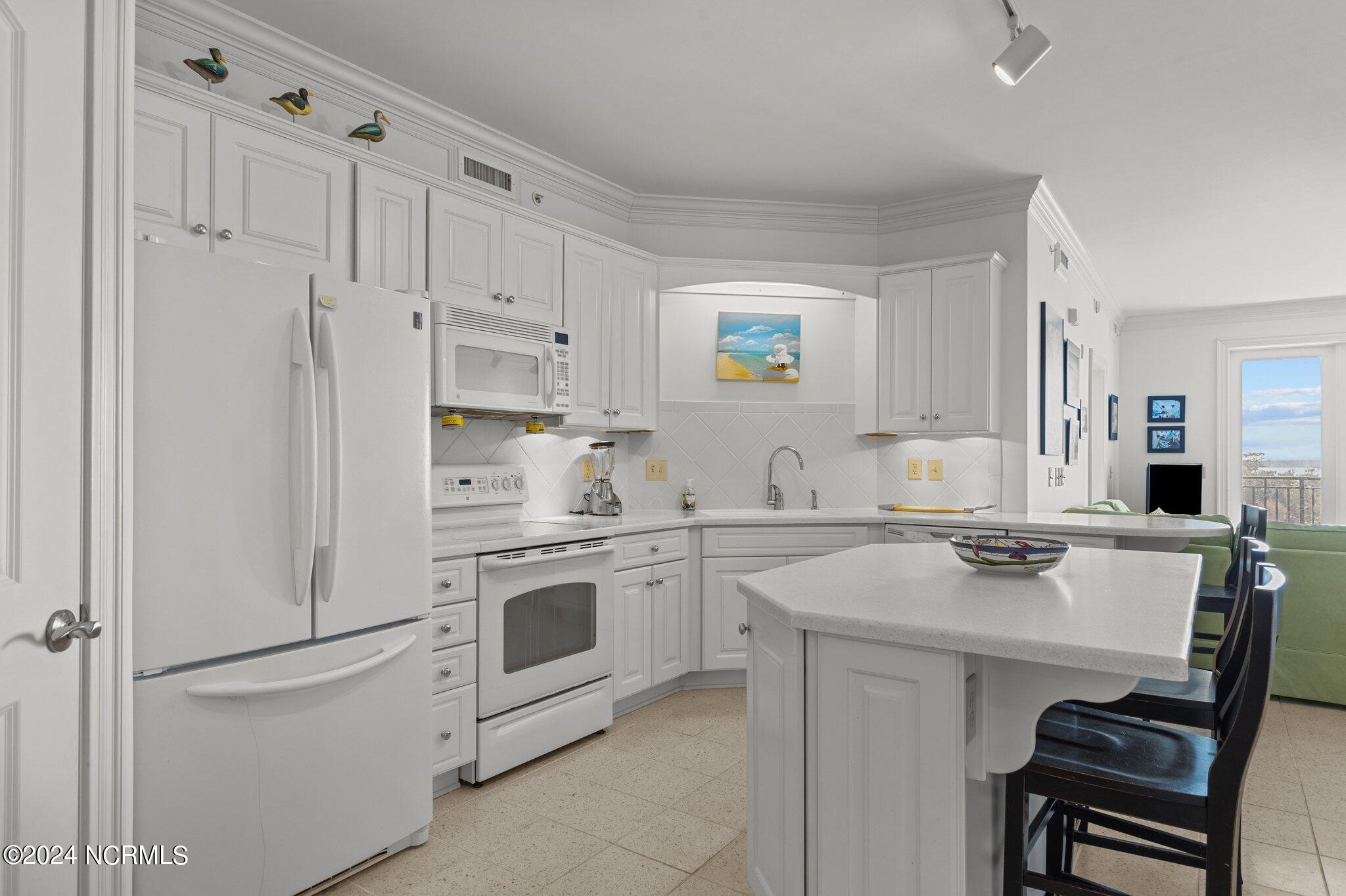 4425 Arendell Street, 606