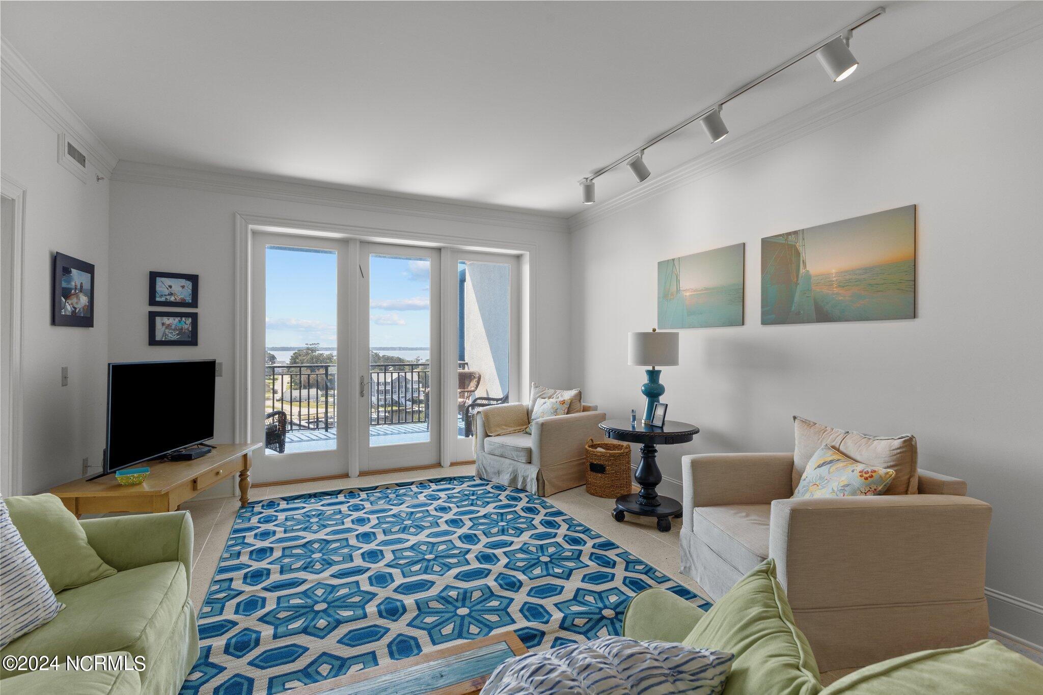 4425 Arendell Street, 606