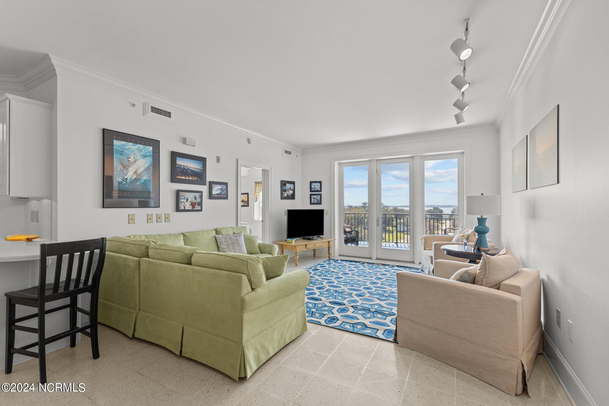 4425 Arendell Street, 606