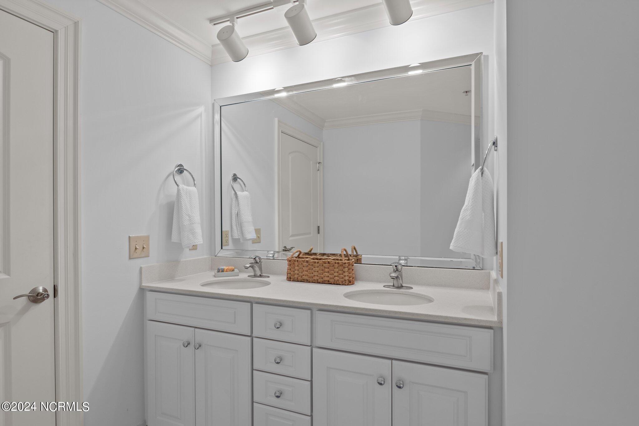 4425 Arendell Street, 606