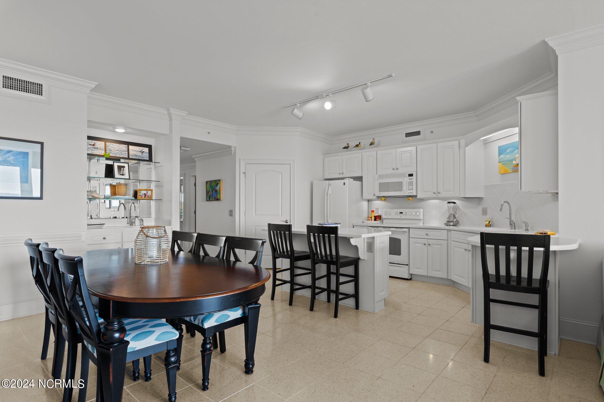 4425 Arendell Street, 606