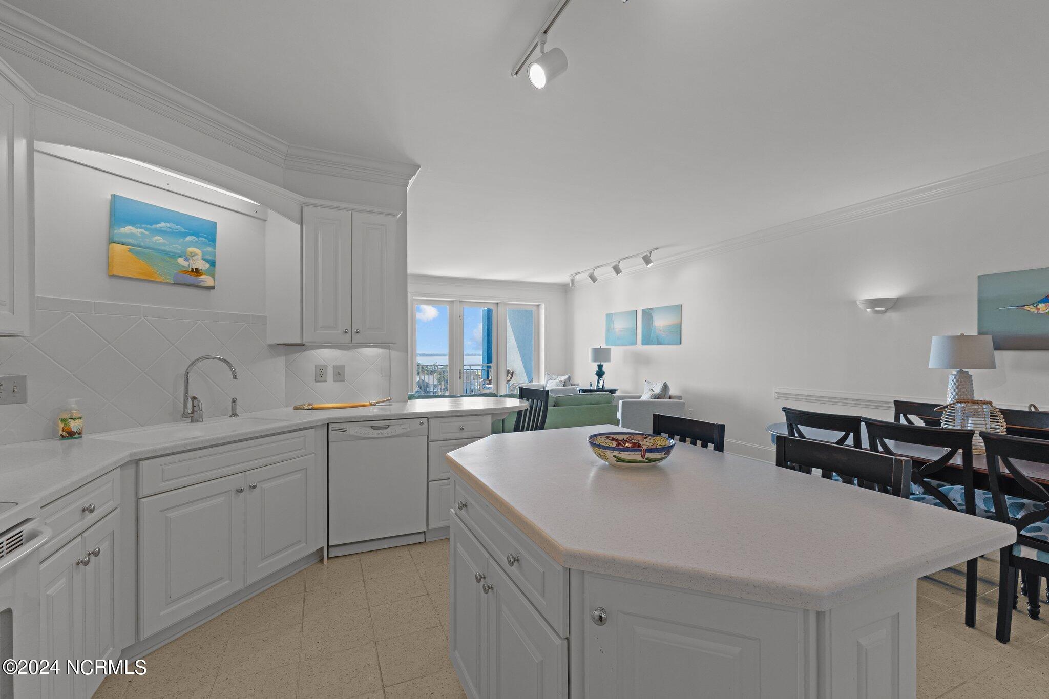 4425 Arendell Street, 606