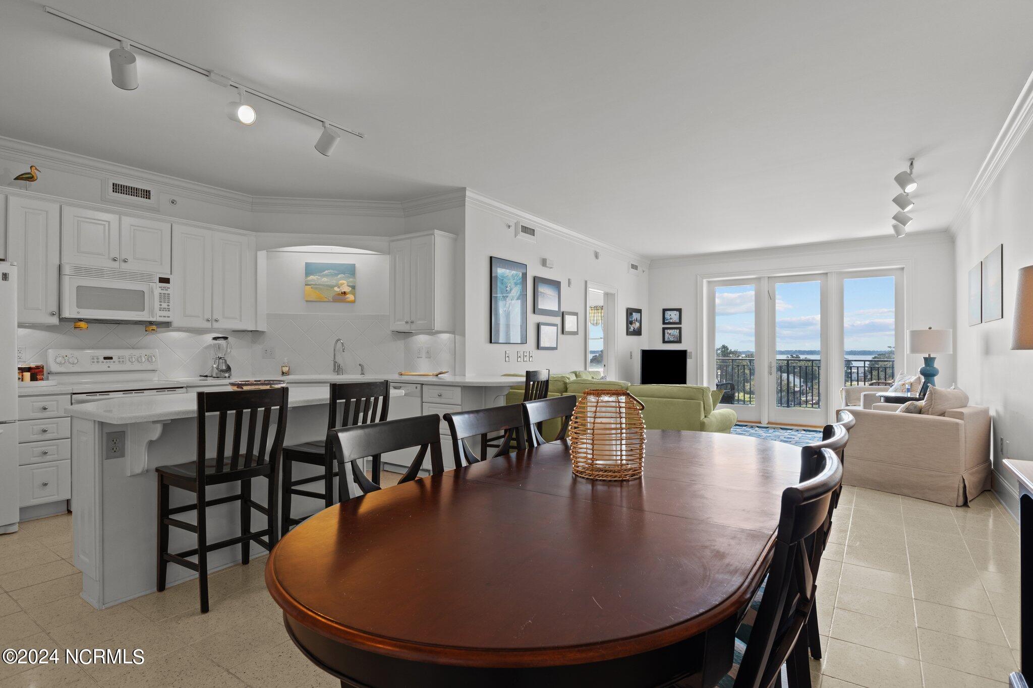 4425 Arendell Street, 606