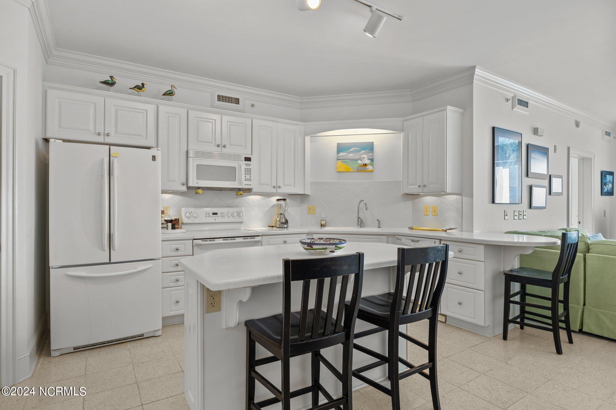 4425 Arendell Street, 606