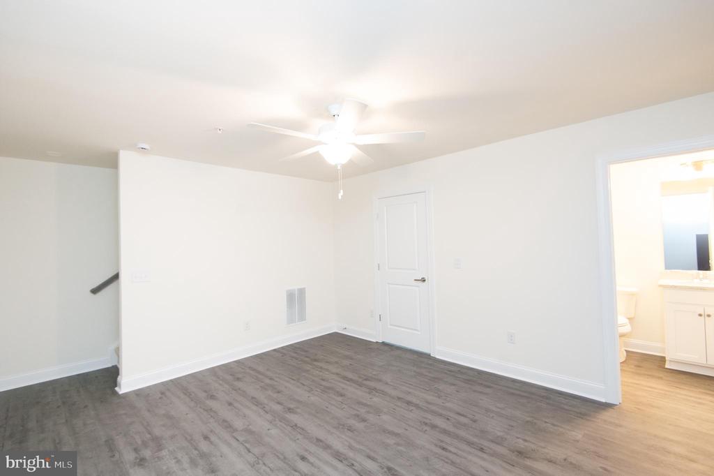 300 DIXON STREET Unit: 202